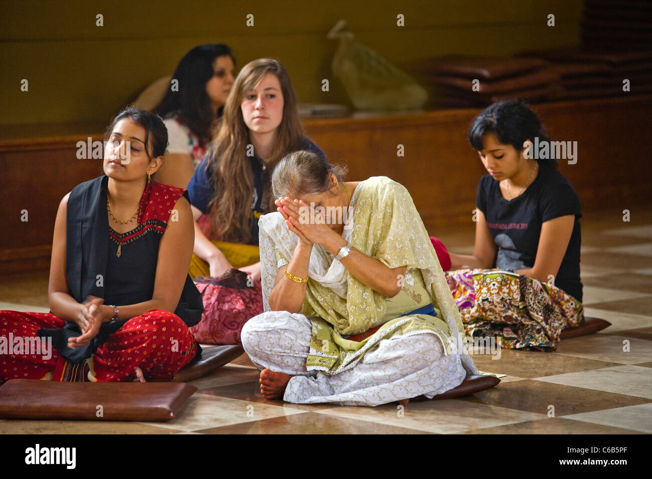 Sia indiana e donne americane di culto in un tempio indù in Laguna Beach, CA. Nota sari indiani abito nativo. Foto Stock Sia indiana e donne americane di culto in un tempio indù in Laguna Beach, CA. Nota sari indiani abito nativo. Foto Stock
