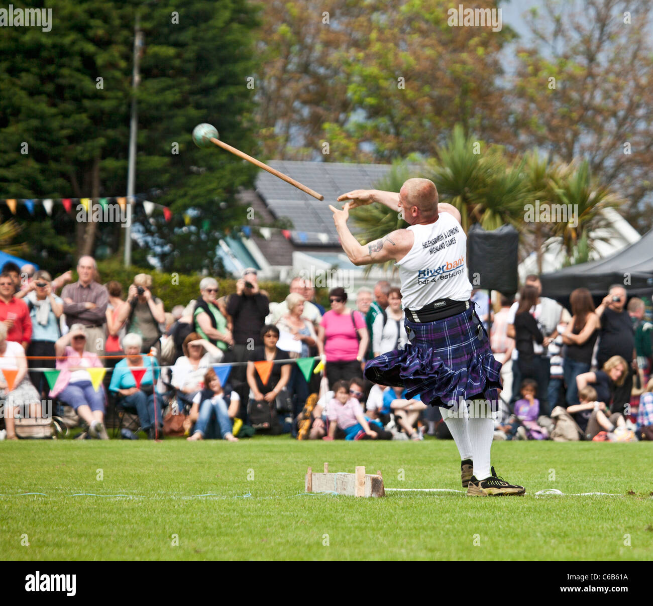 Kilted atleta gettando un martello (stile scozzese), uno dei 'pesante' degli eventi a Brodick Giochi delle Highland, Arran Foto Stock