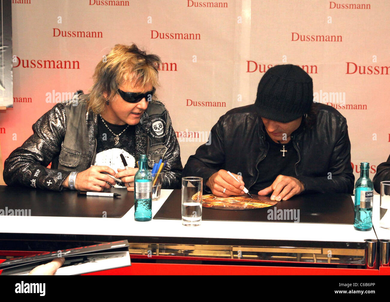 James Kottak e Matthias Jabs al lancio del libro 'Rock'n'Roll Forever - scorpioni' a Kulturkaufhaus Dussmann prenota Foto Stock