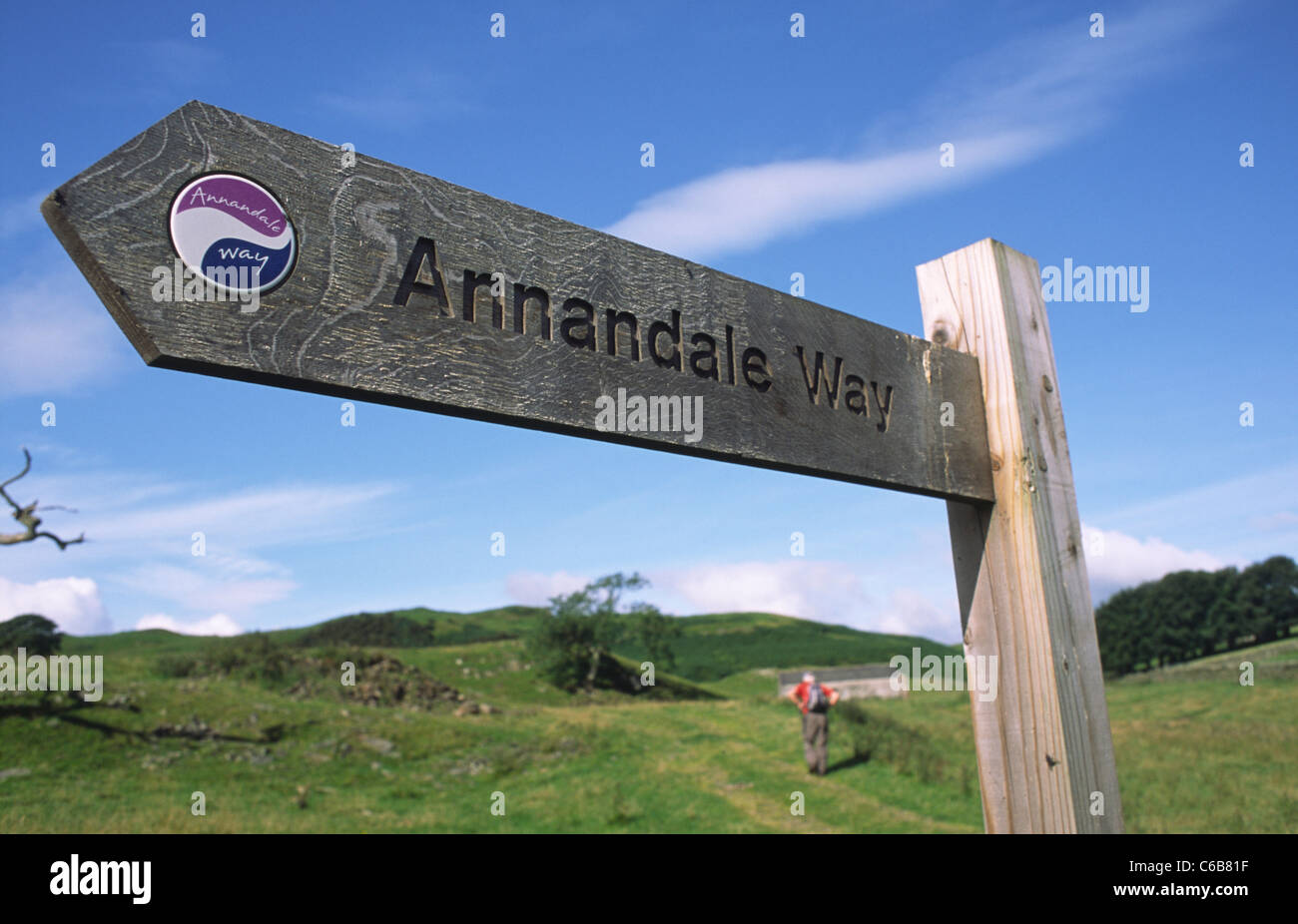 Cartello che indica il modo in Annandale modo e a piedi a Holmains vicino casa Rammerscales Scotland Regno Unito Foto Stock