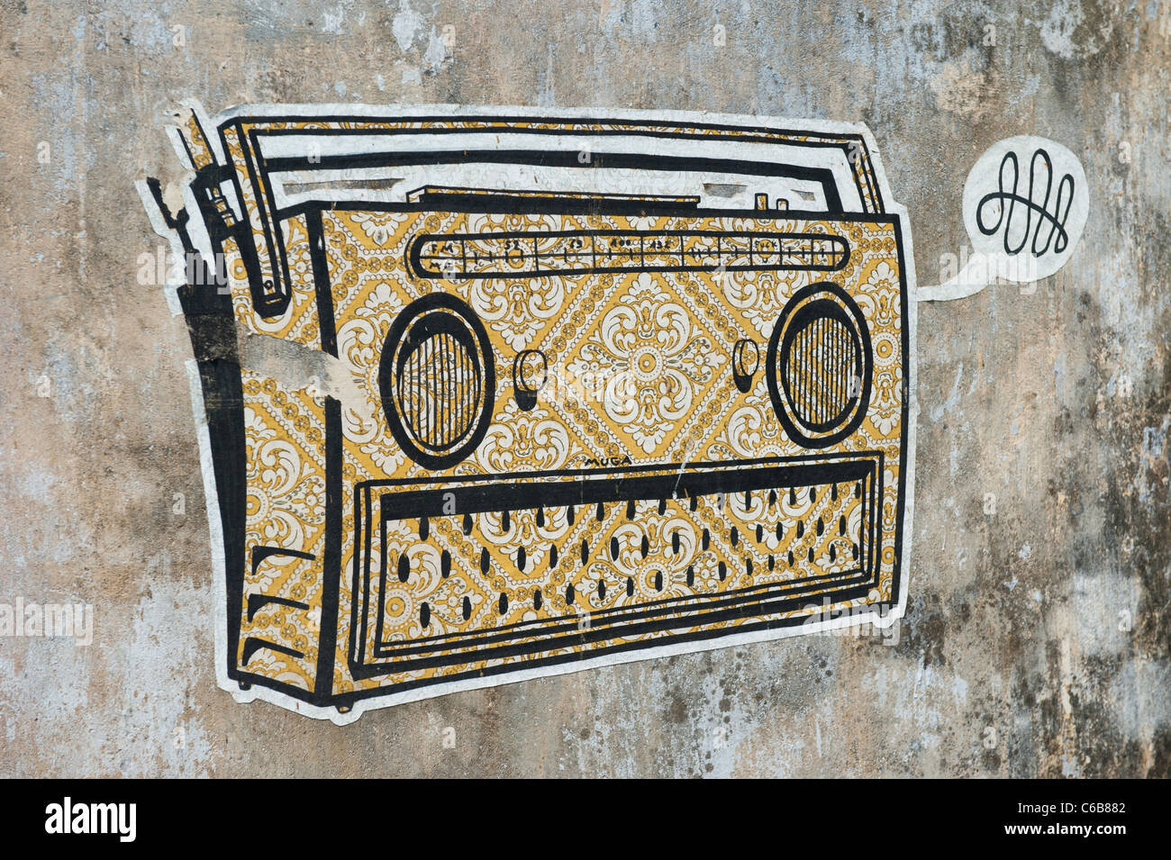 Street Art Poster o Graffiti di un Ghetto Blaster o Boom Box, Kochi, India Foto Stock