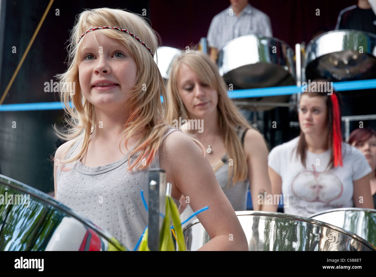 Membro della Band(s) da Croydon Steel orchestra che suona tamburo di acciaio a Notting Hill Campionati del panorama Foto Stock