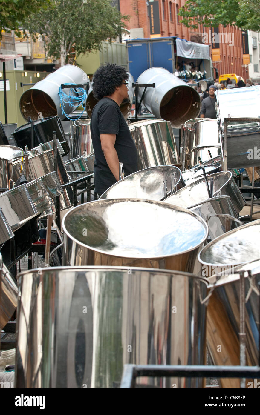 Membro della band da acciaio Metronomes orchestra che suona tamburo di acciaio a Notting Hill Campionati del panorama Foto Stock