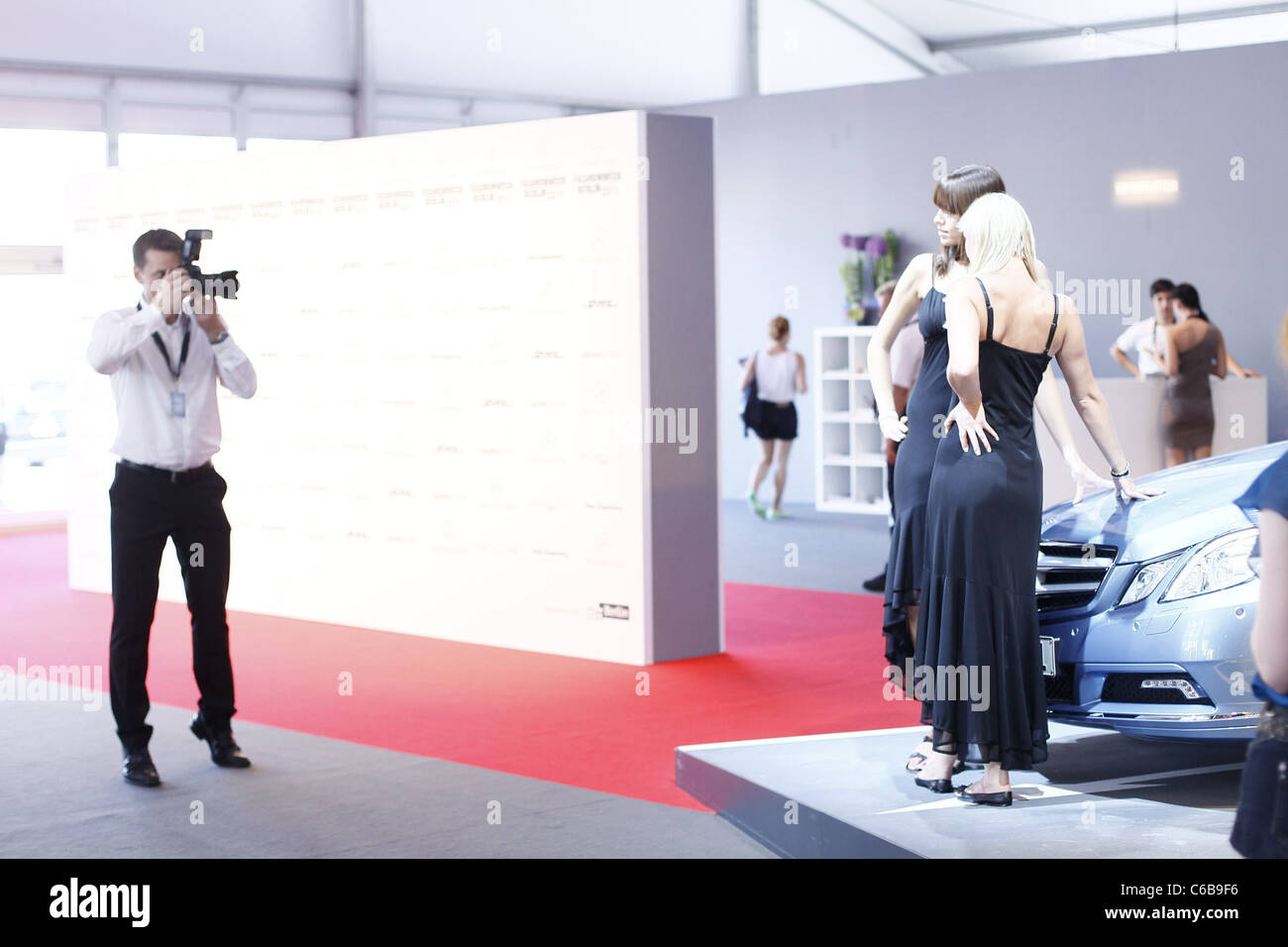 Atomsphere presso la tenda di moda durante la Mercedes-Benz Fashion Week Berlin Primavera Estate 2011. Berlino, Germania - 09.07.2010 Foto Stock