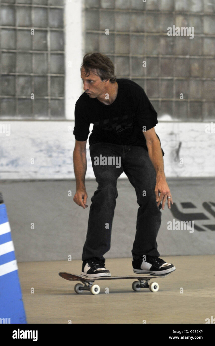 Tony Hawk in sella al suo skateboard in un photocall per luminose Messe 2010 fiera. Berlino, Germania - 09.07.2010 Foto Stock