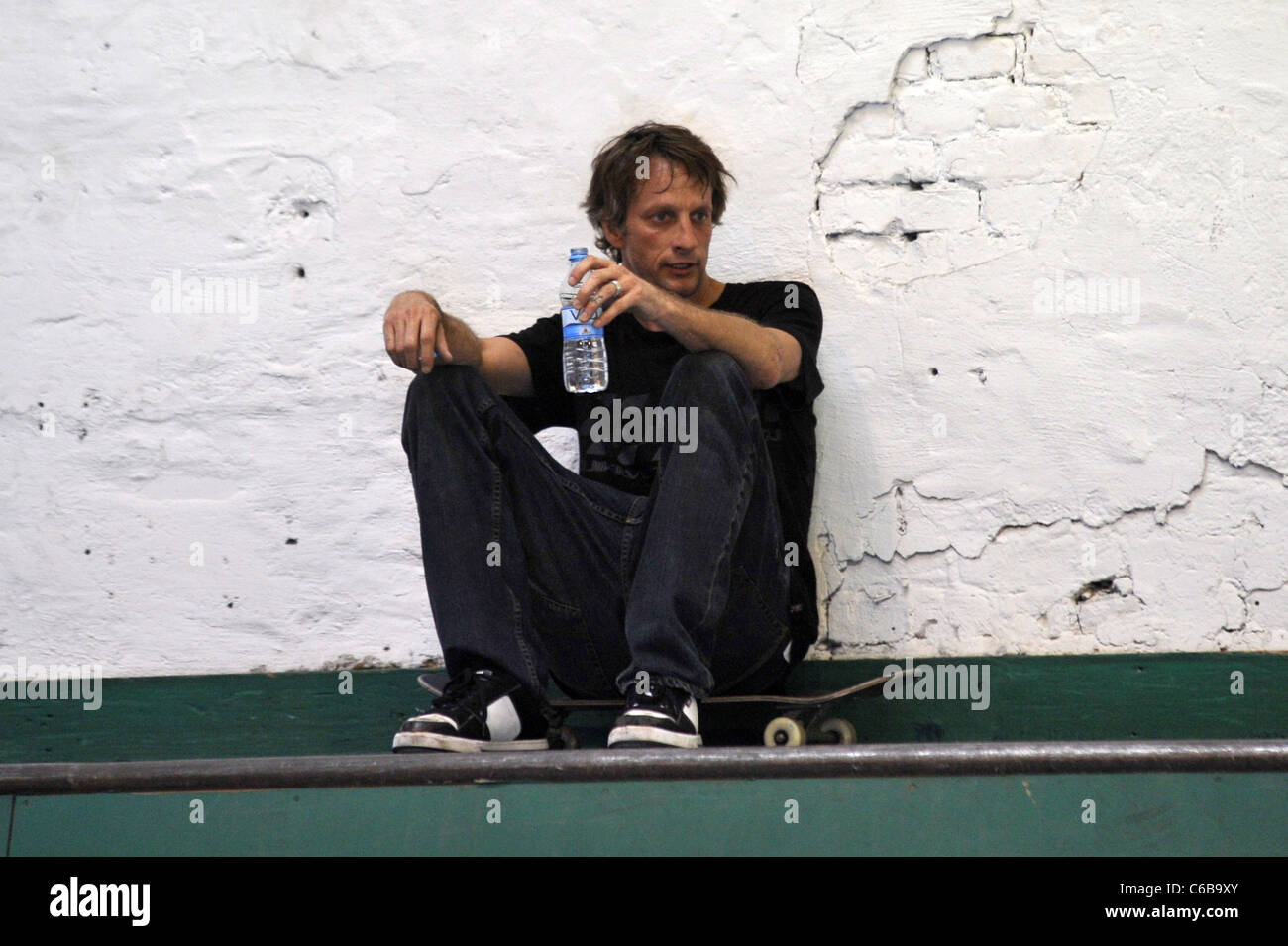 Tony Hawk in sella al suo skateboard in un photocall per luminose Messe 2010 fiera. Berlino, Germania - 09.07.2010 Foto Stock