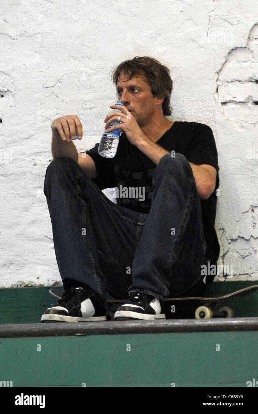 Tony Hawk in sella al suo skateboard in un photocall per luminose Messe 2010 fiera. Berlino, Germania - 09.07.2010 Foto Stock