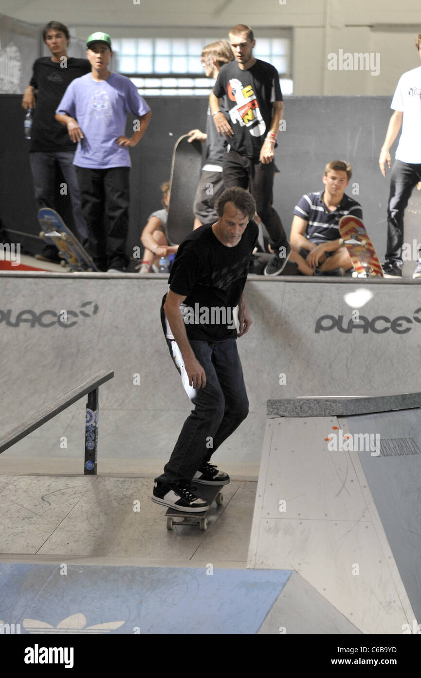 Tony Hawk in sella al suo skateboard in un photocall per luminose Messe 2010 fiera. Berlino, Germania - 09.07.2010 Foto Stock