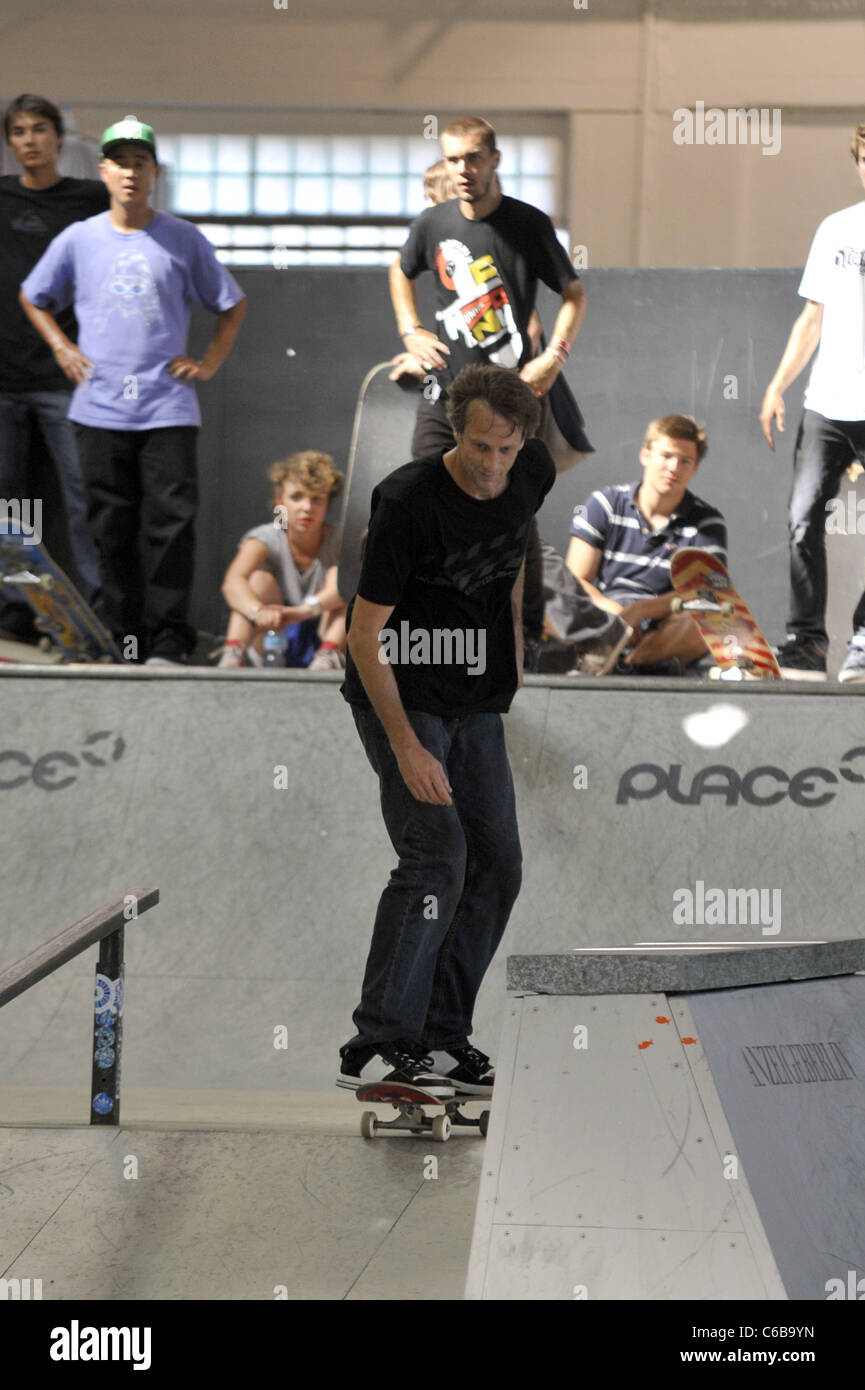 Tony Hawk in sella al suo skateboard in un photocall per luminose Messe 2010 fiera. Berlino, Germania - 09.07.2010 Foto Stock