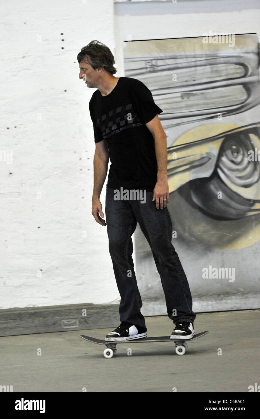 Tony Hawk in sella al suo skateboard in un photocall per luminose Messe 2010 fiera. Berlino, Germania - 09.07.2010 Foto Stock