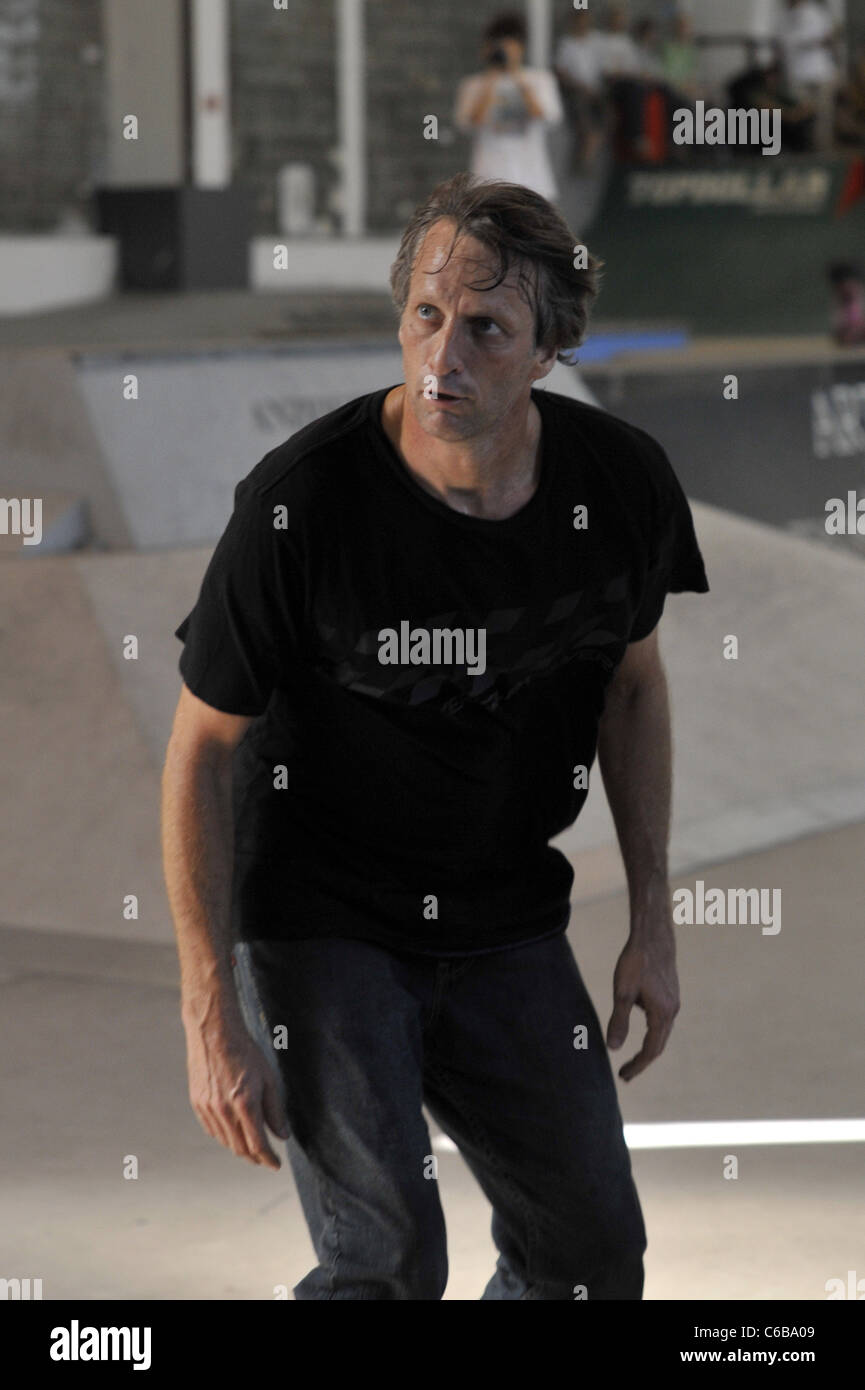 Tony Hawk in sella al suo skateboard in un photocall per luminose Messe 2010 fiera. Berlino, Germania - 09.07.2010 Foto Stock
