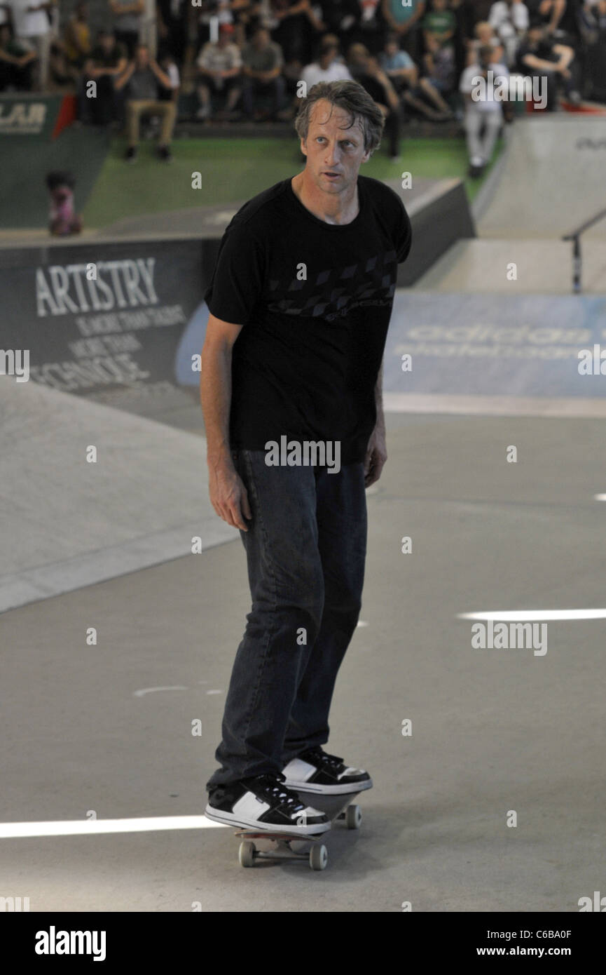 Tony Hawk in sella al suo skateboard in un photocall per luminose Messe 2010 fiera. Berlino, Germania - 09.07.2010 Foto Stock