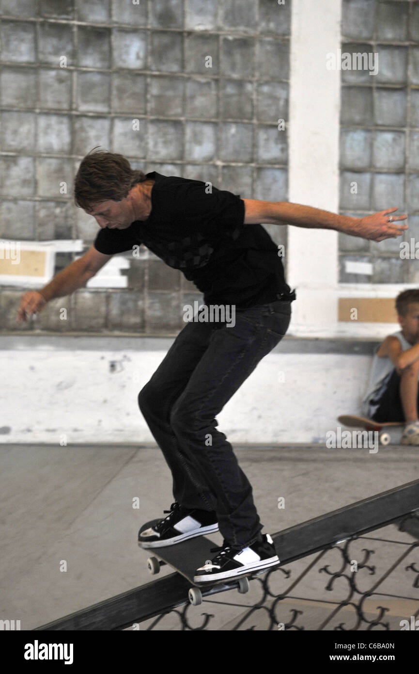Tony Hawk in sella al suo skateboard in un photocall per luminose Messe 2010 fiera. Berlino, Germania - 09.07.2010 Foto Stock