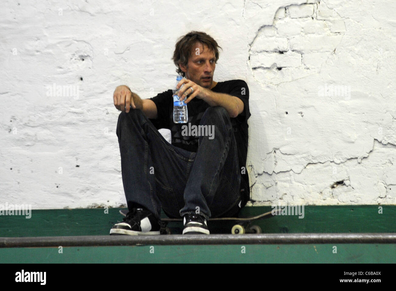 Tony Hawk in sella al suo skateboard in un photocall per luminose Messe 2010 fiera. Berlino, Germania - 09.07.2010 Foto Stock