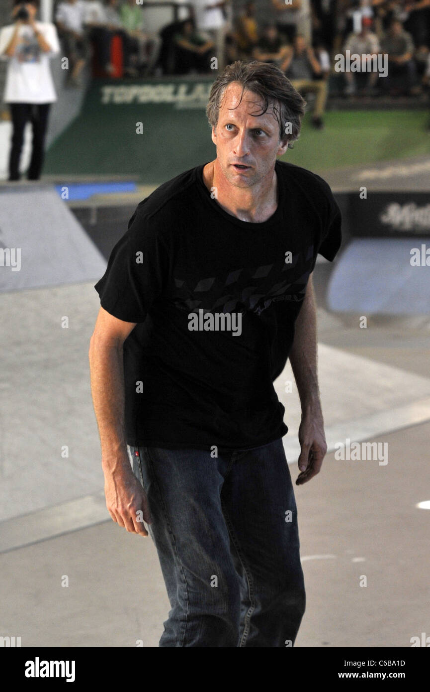 Tony Hawk in sella al suo skateboard in un photocall per luminose Messe 2010 fiera. Berlino, Germania - 09.07.2010 Foto Stock