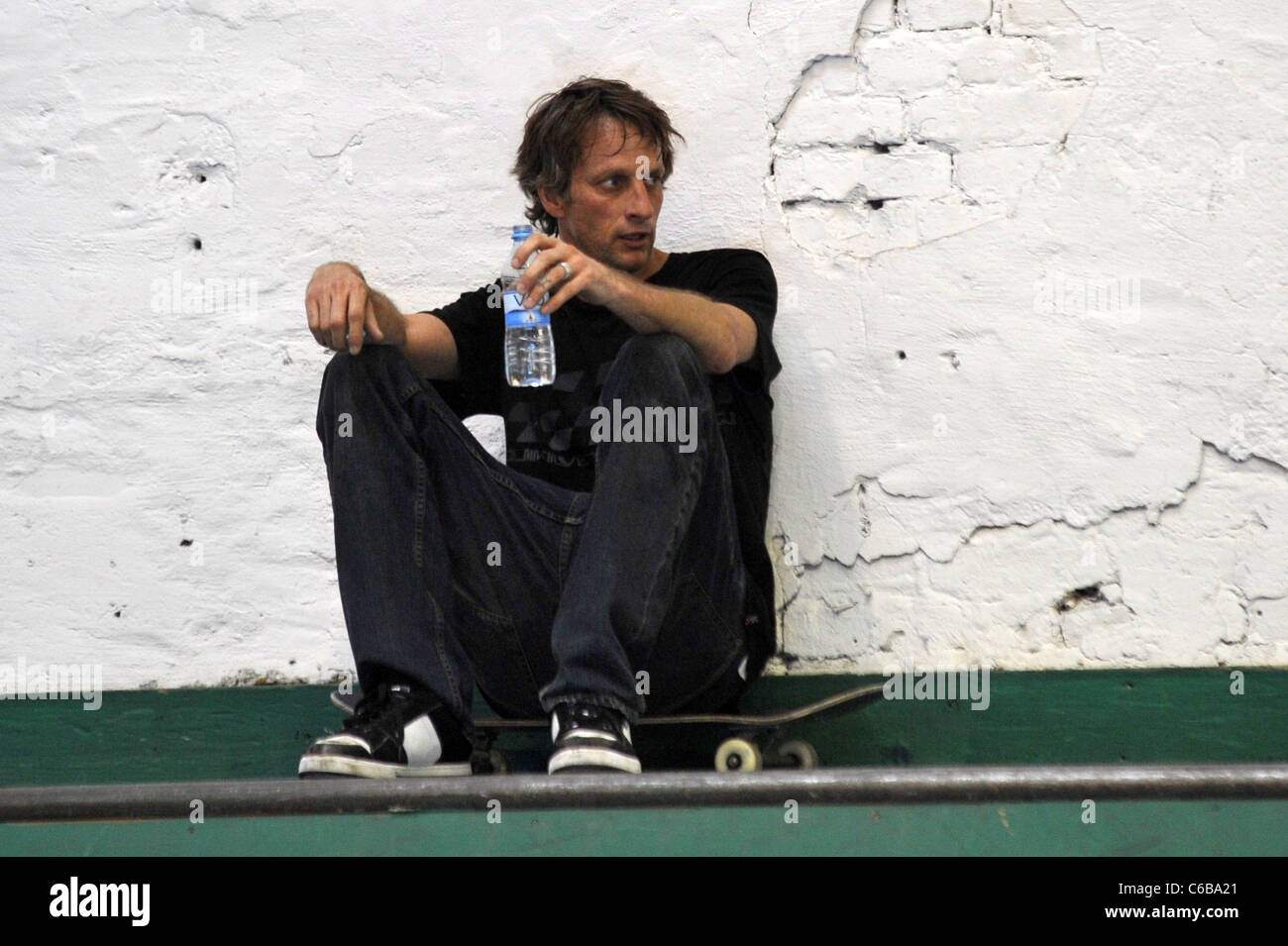Tony Hawk in sella al suo skateboard in un photocall per luminose Messe 2010 fiera. Berlino, Germania - 09.07.2010 Foto Stock