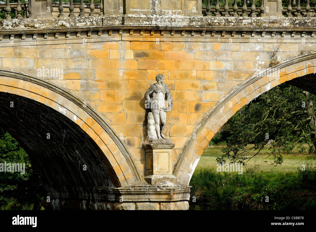 Ponte sul metodo principale a Chatsworth House nel Derbyshire Regno Unito Inghilterra Foto Stock