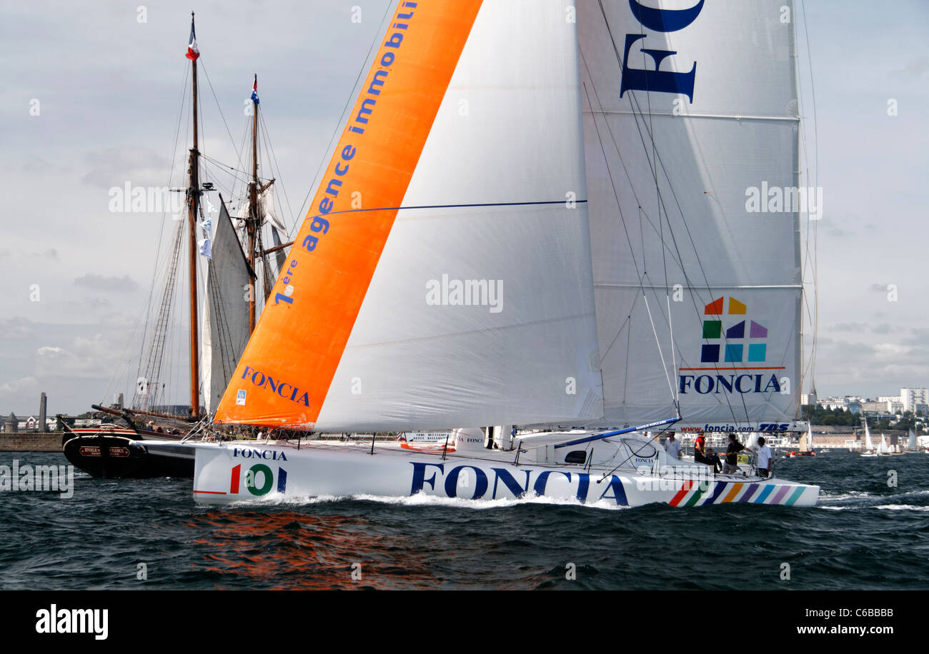 Foncia : Classe 60 IMOCA, mono scafo, Michel Desjoyeaux ha vinto il 2008-2009 Vendée Globe con questa barca racing. Brest, Francia Foto Stock