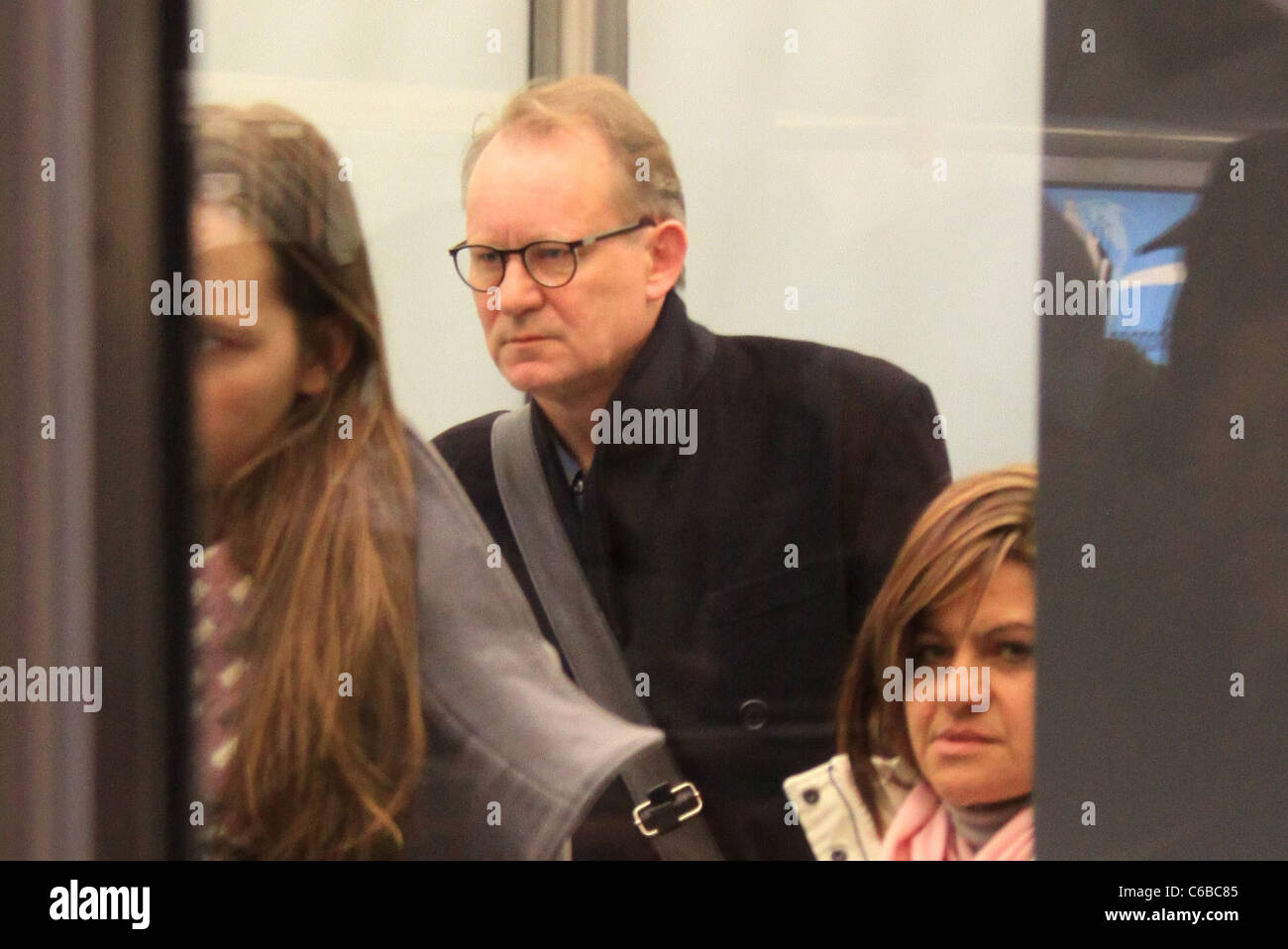 Stellan Skarsgard in aereo su un volo da Stoccolma per il sessantesimo Festival Internazionale del Cinema di Berlino Foto Stock