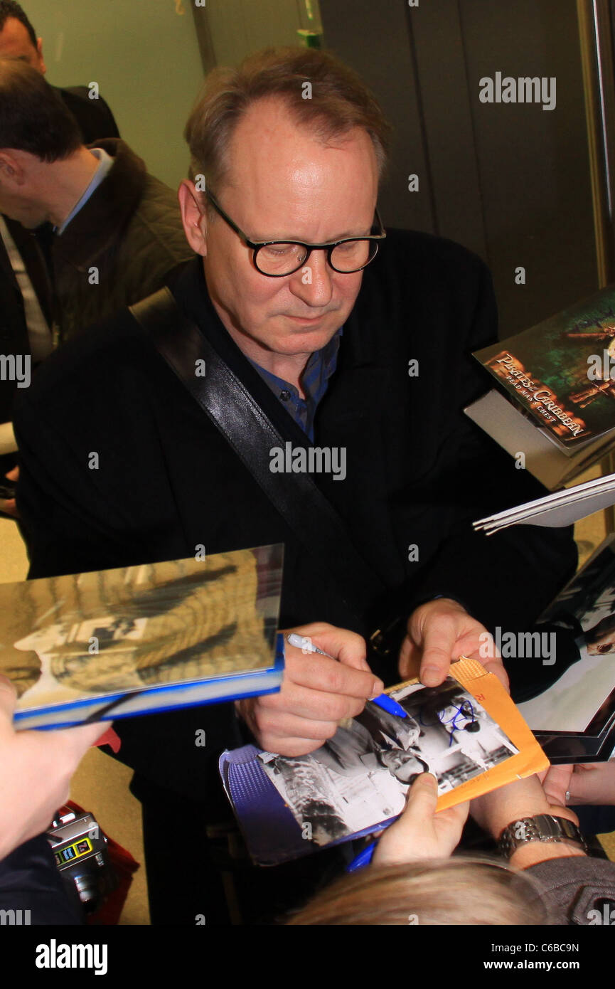 Stellan Skarsgard in aereo su un volo da Stoccolma per il sessantesimo Festival Internazionale del Cinema di Berlino Foto Stock