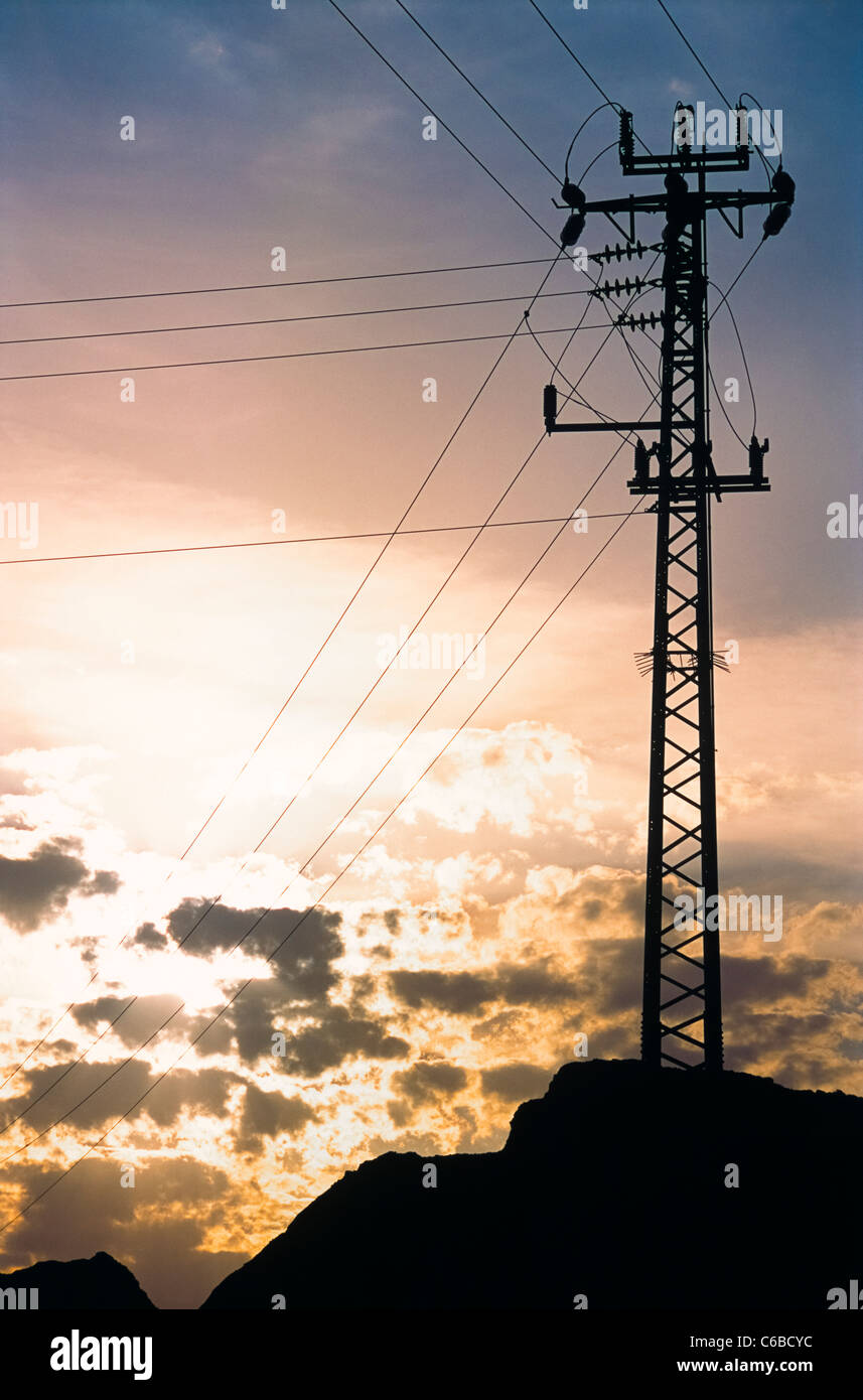 Una silhouette di un quadro elettrico di polo utilità contro il bellissimo tramonto Cielo. Foto Stock