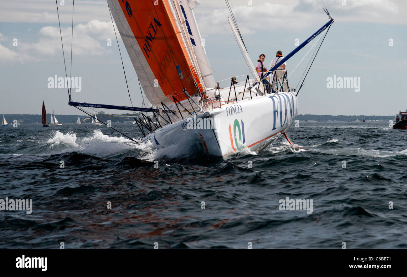 Foncia : Classe 60 IMOCA, mono scafo, Michel Desjoyeaux ha vinto il 2008-2009 Vendée Globe con questa barca racing. Brest, Francia Foto Stock