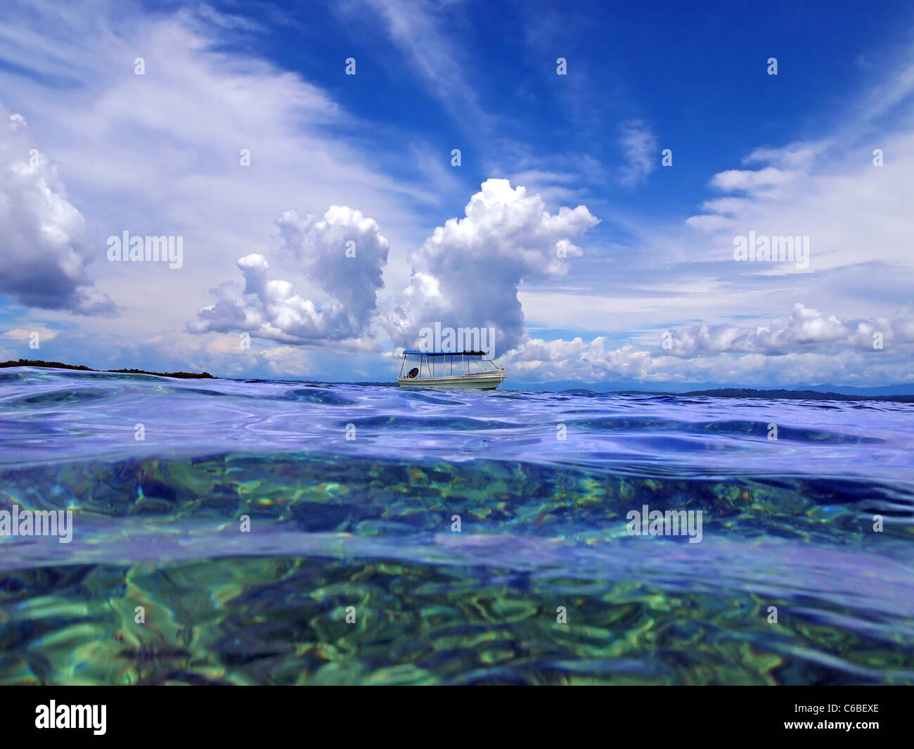 Superficie di acqua con la barca da soli nel mare dei Caraibi, Panama Foto Stock