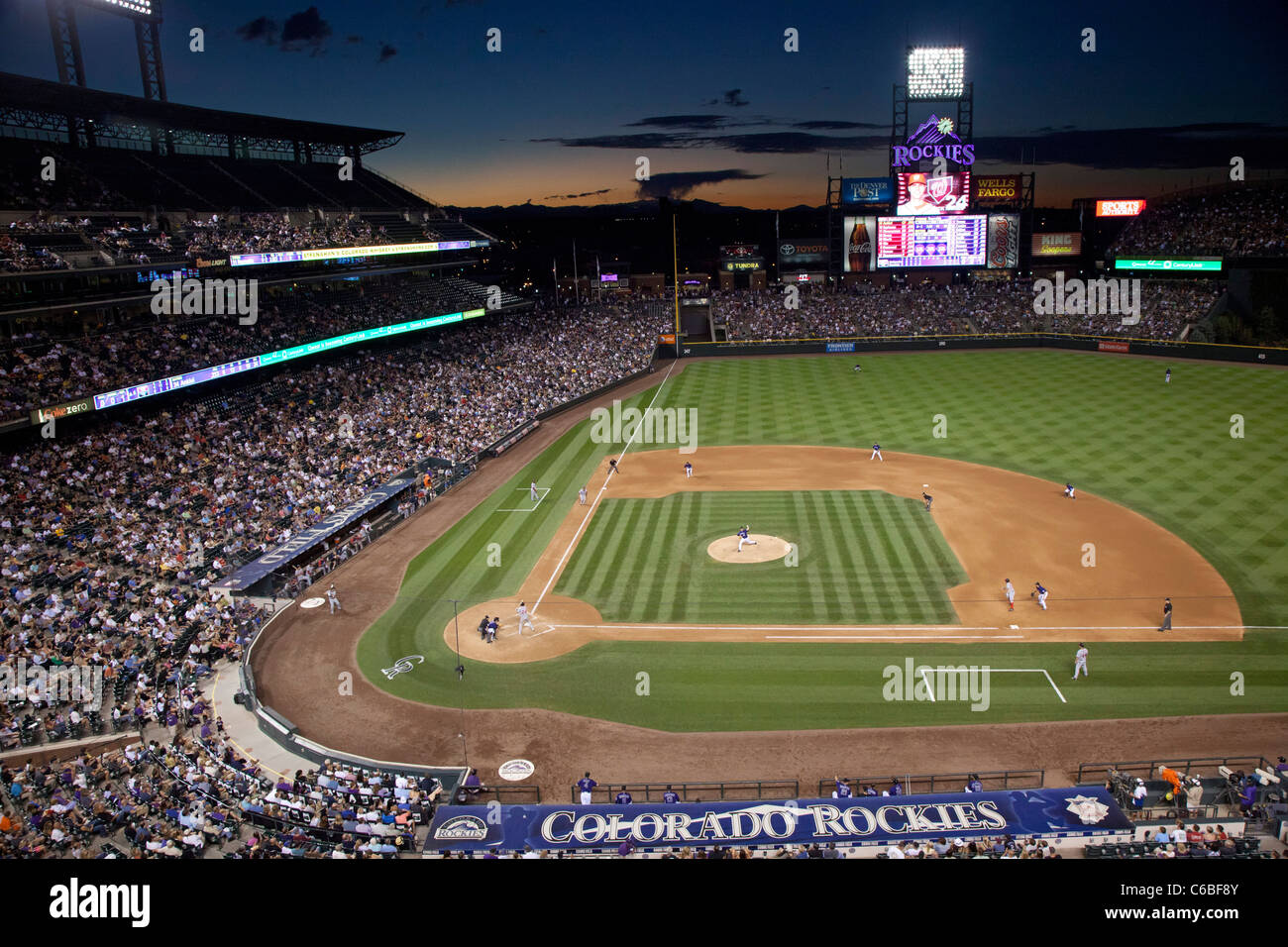 Denver, Colorado - Colorado Rockies riprodurre i cittadini di Washington in un gioco di notte a Coors Field. Foto Stock
