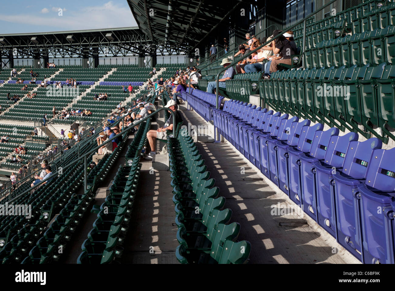 Denver, Colorado - una fila di sedili blu a Coors Field segna la città di Denver il miglio-ad alta quota Foto Stock