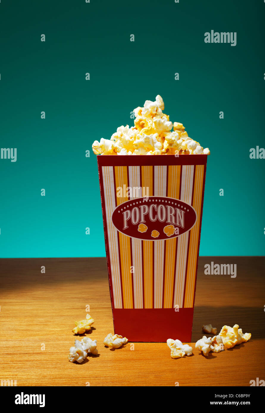 Il Popcorn nel contenitore sul tavolo Foto Stock