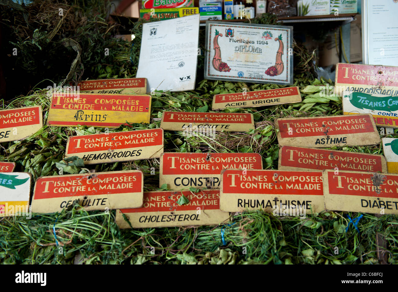 Il tè alle erbe e Remedy stallo di mercato nel mercato centrale, Port Louis, Maurizio Foto Stock