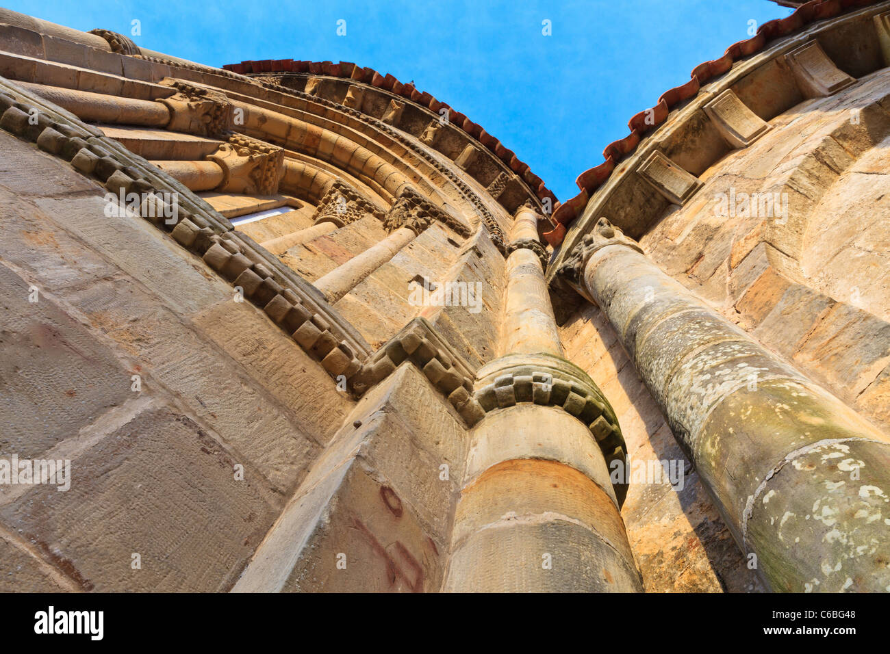 Dettagli della facciata della chiesa di la Colegiata, Santillana del Mar, Spagna Foto Stock