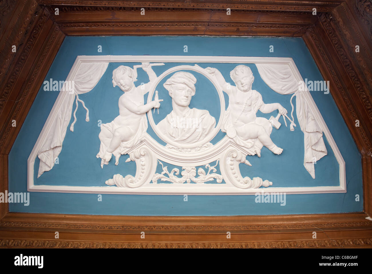 Ritratto di stucco nel soffitto della Colen Campbell. Compton Place, Eastbourne, East Sussex, England, Regno Unito Foto Stock