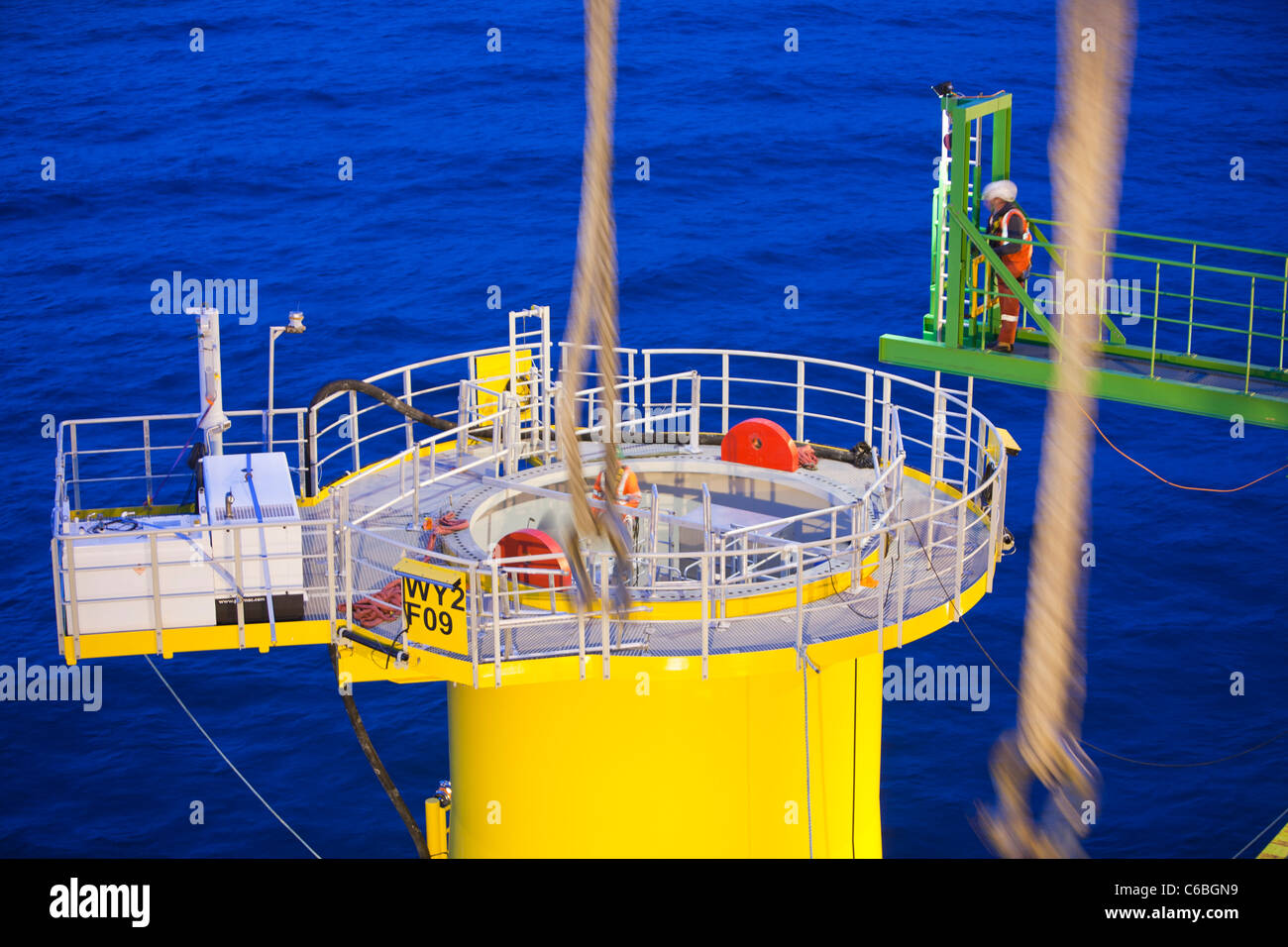 Il jack up barge, il Goliath il sollevamento di un 320 tonnellata pezzo di transizione in posizione sul Walney per centrali eoliche offshore di progetto, Foto Stock