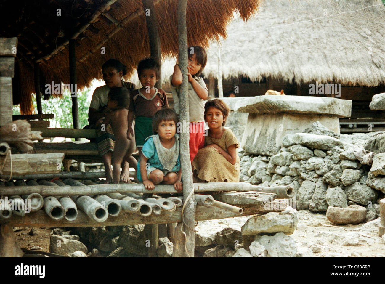 I bambini in un tradizionale o adat village a Sumba, Nusa Tenggara, Indonesia orientale, nel 1987 Foto Stock
