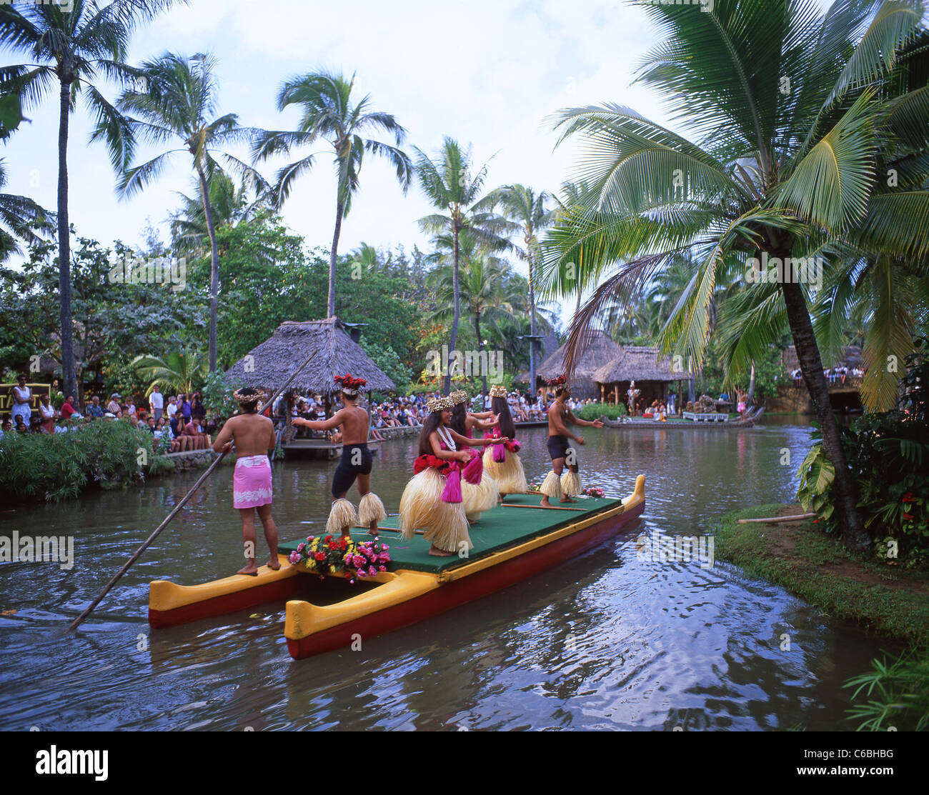 Arcobaleni di Paradise canoa, il Centro Culturale Polinesiano, Laie, Koolauloa distretto, Oahu, Hawaii, Stati Uniti d'America Foto Stock