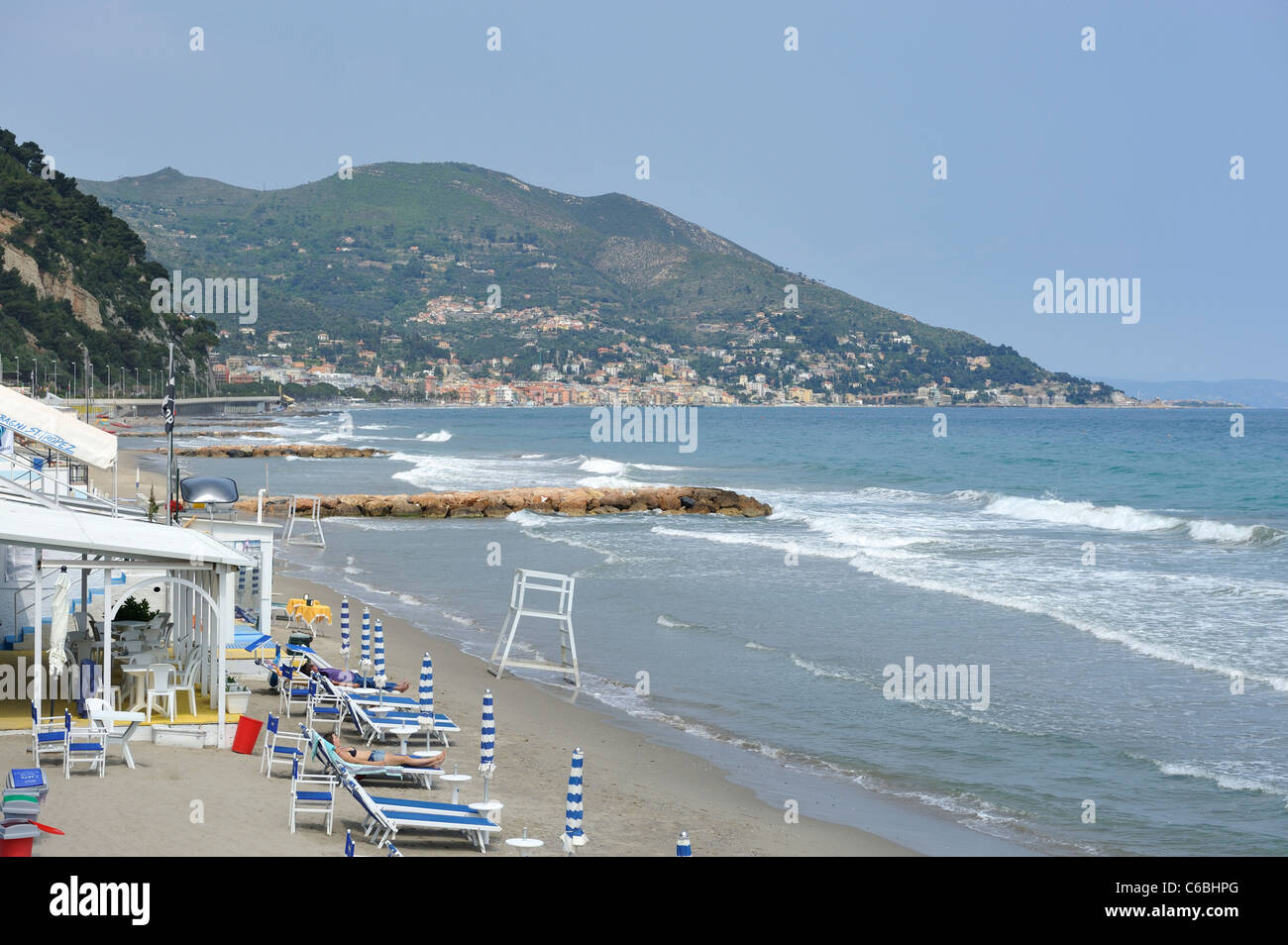 La spiaggia di Laigueglia Italia Liguria sulla Riviera Italiana guardando in direzione di Alassio. Foto Stock