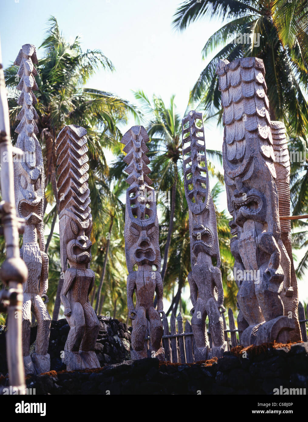 Idolo in legno statue, Puʻuhonua o Hōnaunau National Historical Park, Isola delle Hawaii, Hawaii, Stati Uniti d'America Foto Stock