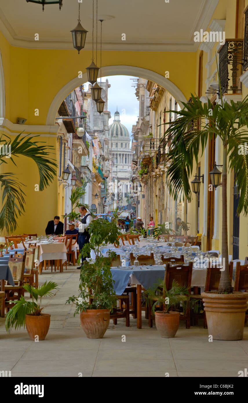 Cuba, La Habana. Ristorante all'aperto presso il Plaza Vieja. Capitol Building in distanza. Foto Stock