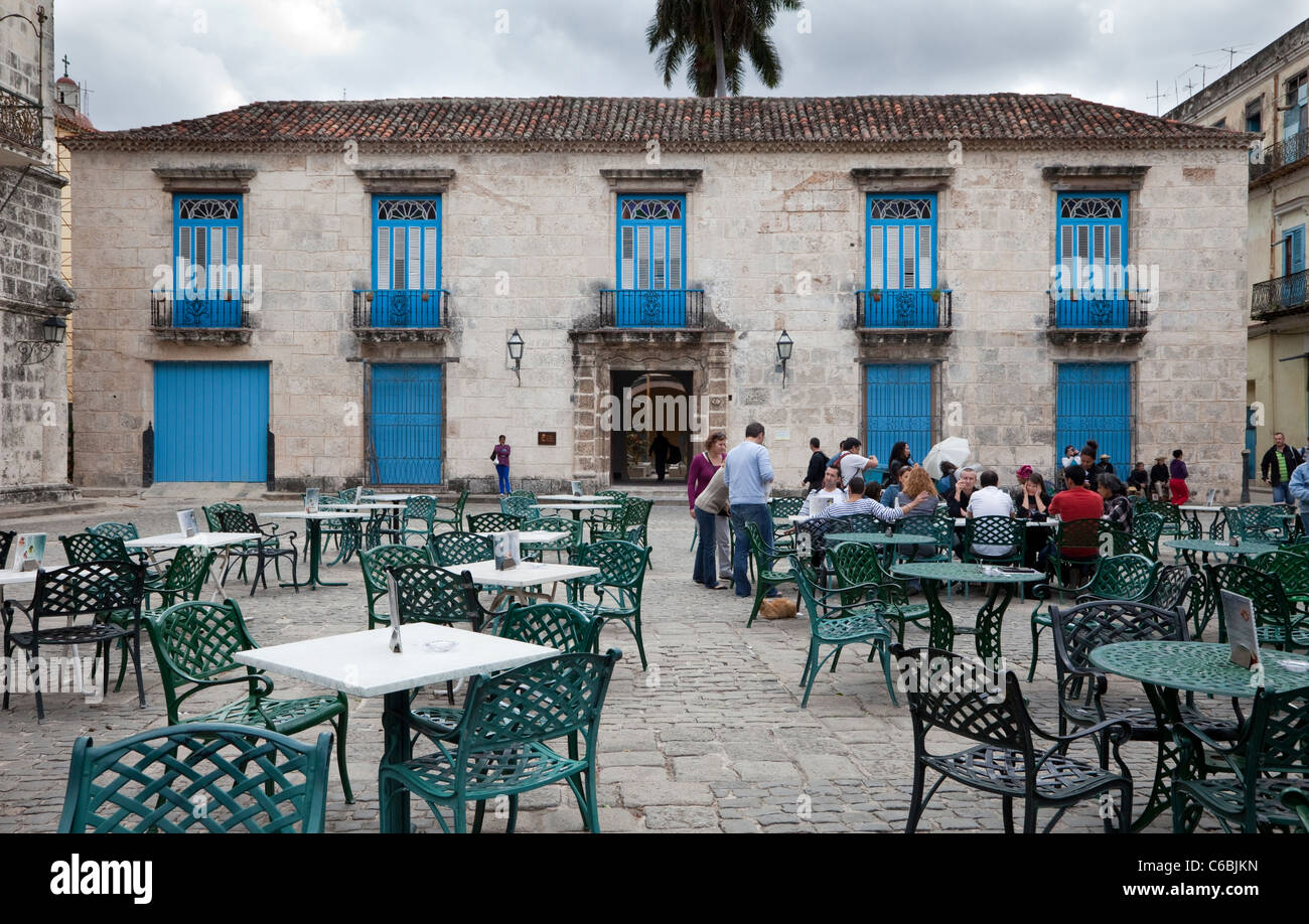 Cuba, La Habana. Il Museo de Arte Colonial, il museo di arte coloniale, Plaza de la Cattedrale. 1720. Foto Stock