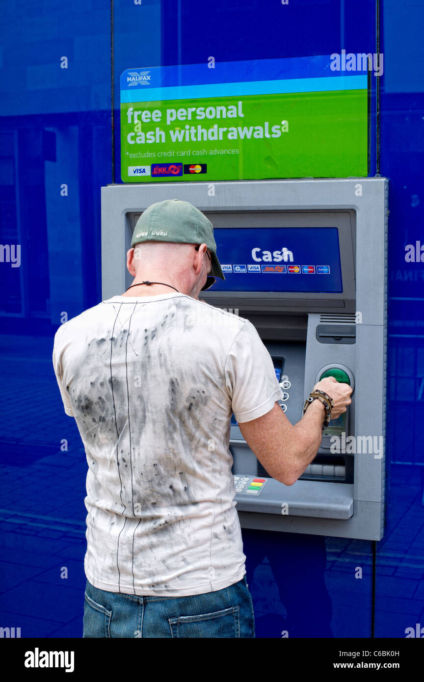 Uomo che utilizza Halifax (HBos) bancomat (ATM) Foto Stock