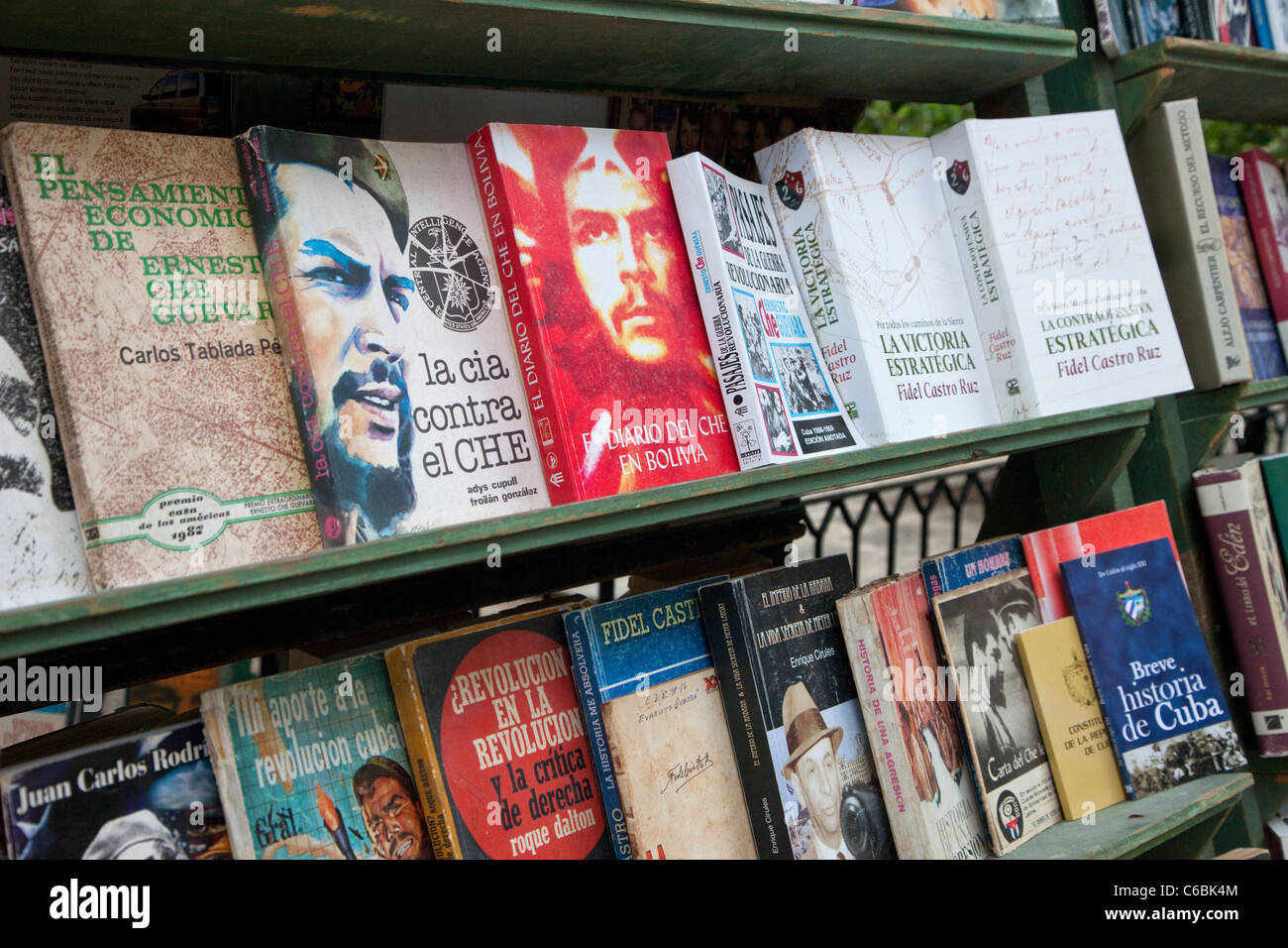 Cuba, La Habana. Libri usati, Plaza de Armas. Che Guevara. Foto Stock