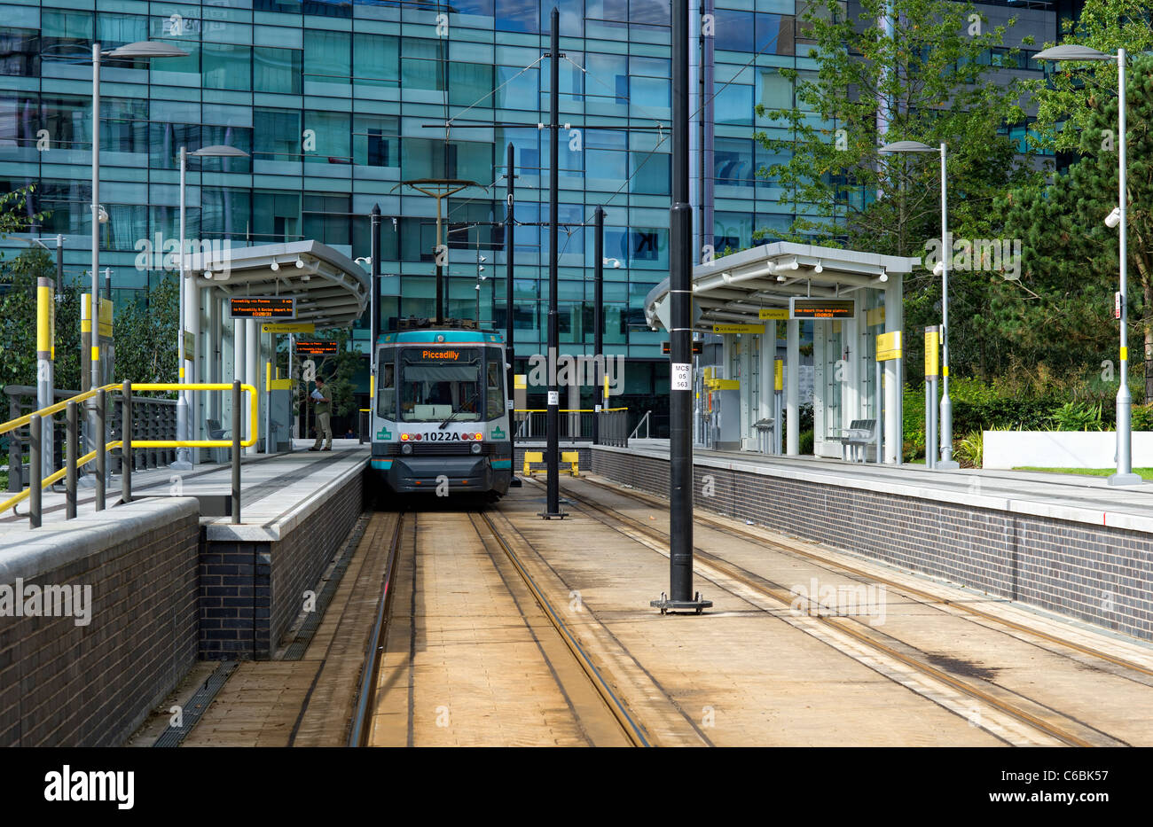 I vecchi tram blu in Media City UK station a Salford Quays vicino a Manchester, parte del Manchester Metrolink system Foto Stock