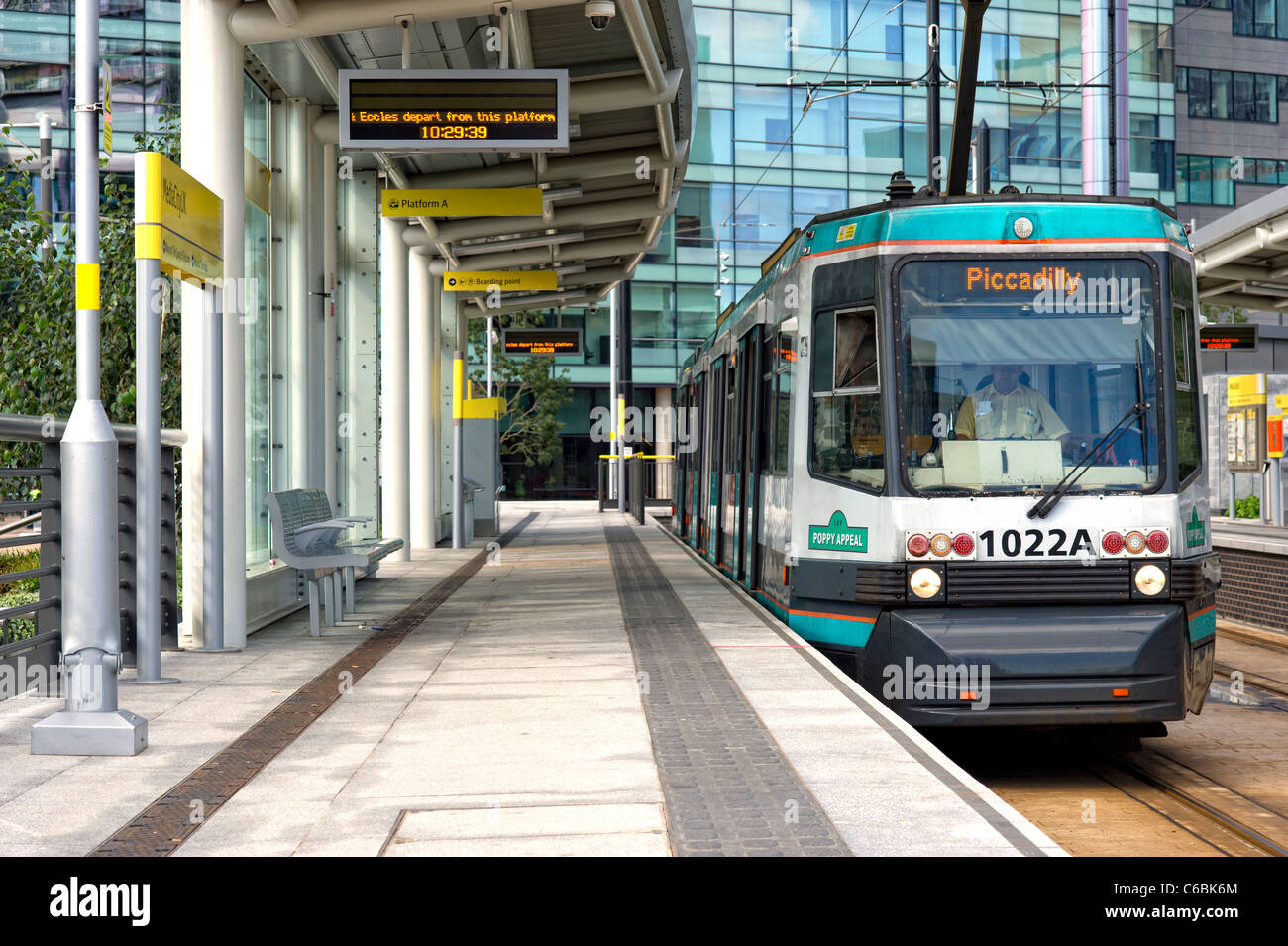 I vecchi tram blu in Media City UK station a Salford Quays vicino a Manchester, parte del Manchester Metrolink system Foto Stock