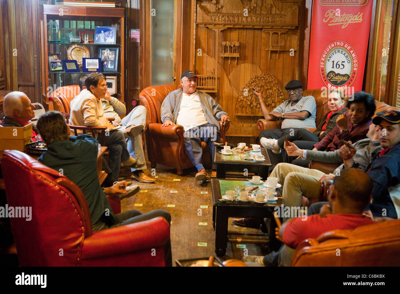 Cuba, La Habana. Partagas fabbrica di sigari. Patroni conversando nel Lounge. Foto Stock