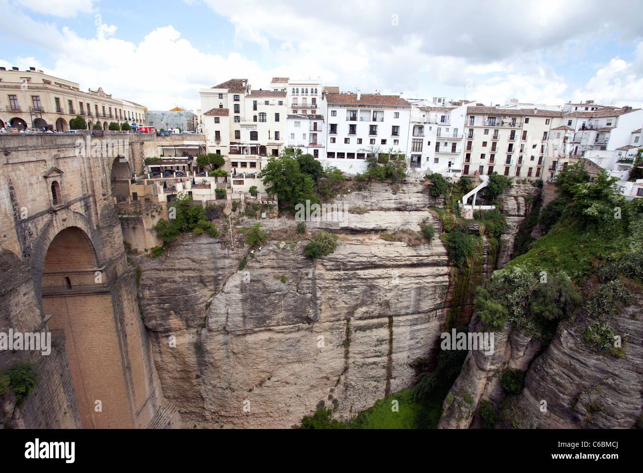 Ponte storico su una gola profonda a Ronda, Spagna. Alberghi e appartamenti a scenic valley. Foto Stock