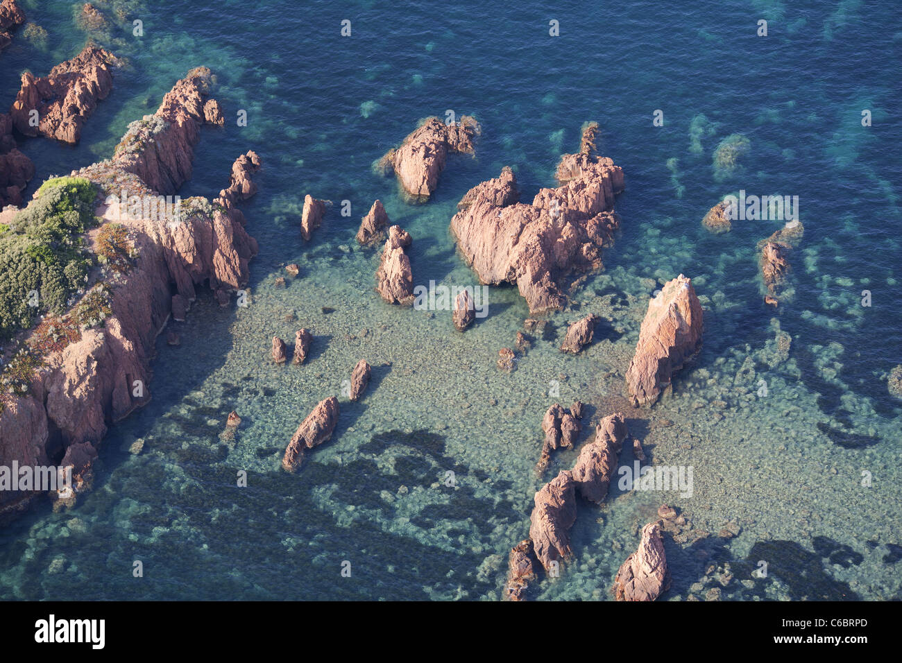 VISTA AEREA. Isolotti rocciosi sulle rive del Massiccio Esterel. Saint-Raphaël, Var, Costa Azzurra, Francia. Foto Stock