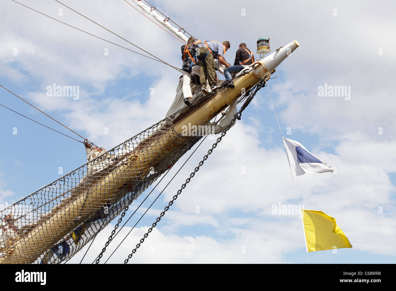 Tall Ships Race, membri dell'equipaggio che lavorano al bowsprit di una nave nel porto, Greenock, Inverclyde, Scozia, Regno Unito Foto Stock