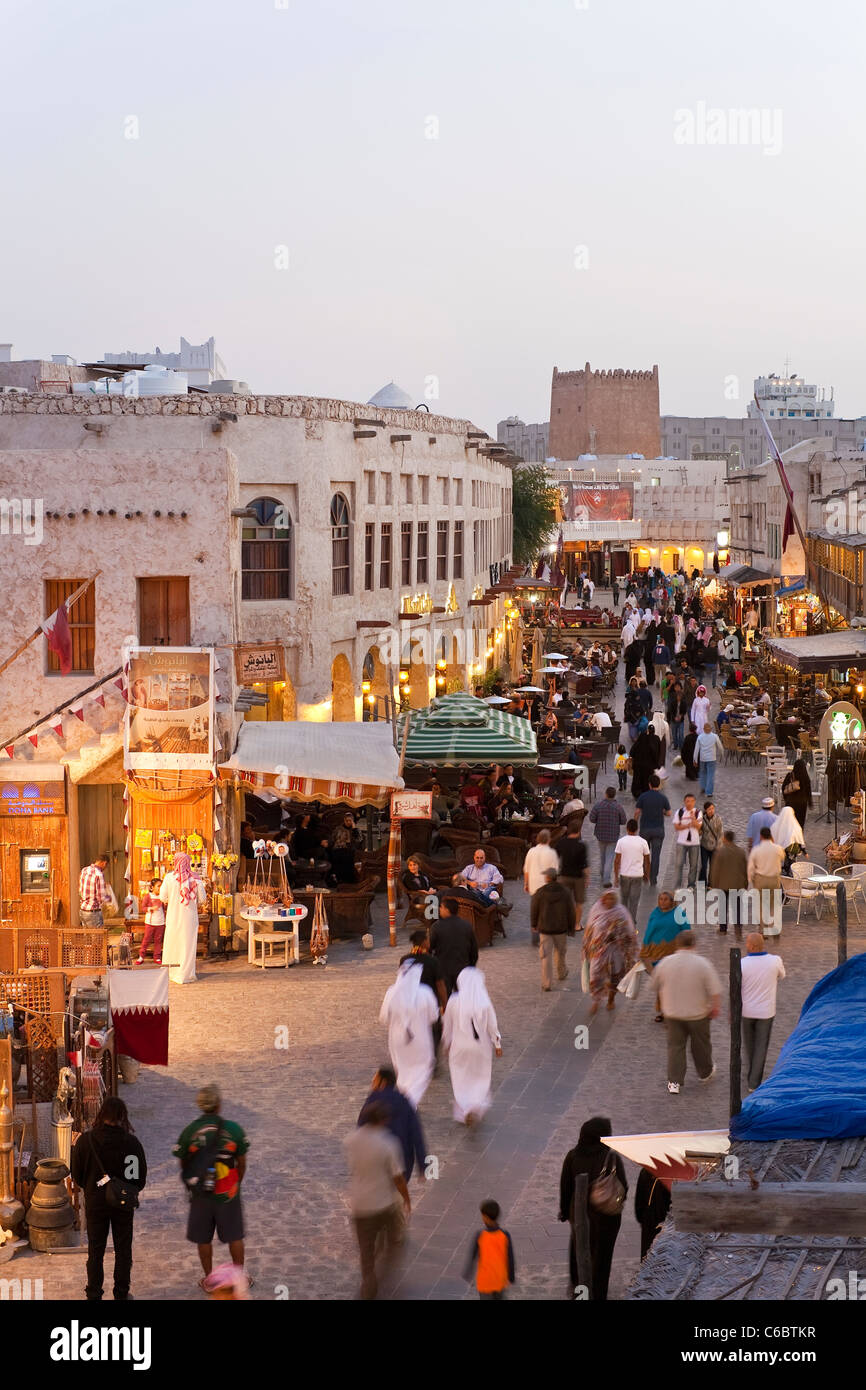 Il Qatar, il Medio Oriente e penisola arabica, Doha, il restaurato Souq Waqif con fango resi negozi e travi di legno a vista Foto Stock