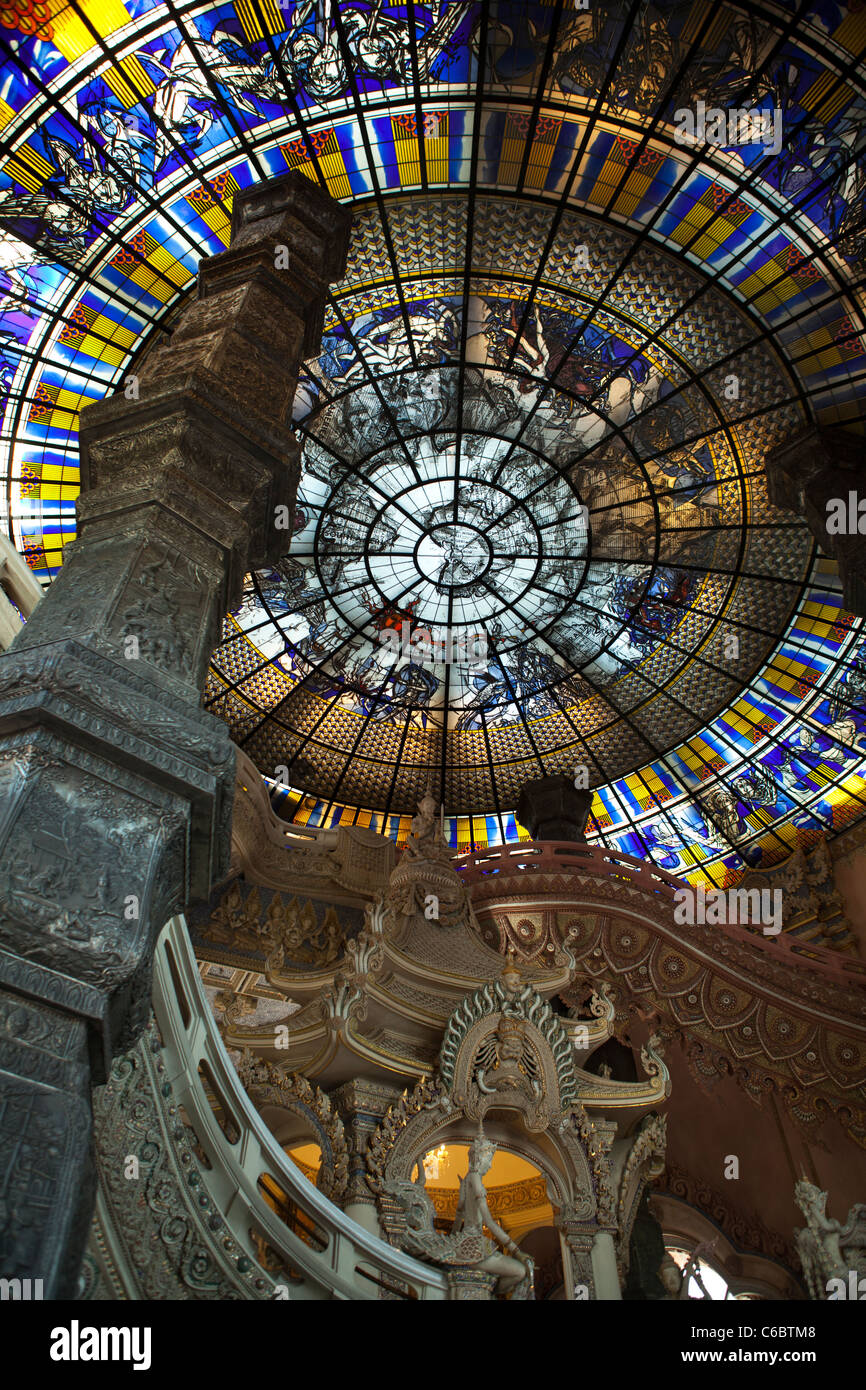 Il soffitto in vetro colorato al Erawan Museum Foto Stock